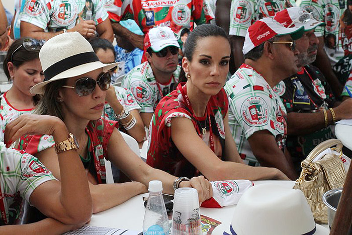 Sabrina Sato, Sheron Menezes e famosos conferem a apuração da escolas.