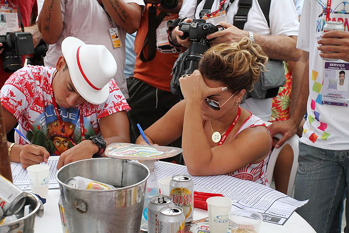 Sabrina Sato, Sheron Menezes e famosos conferem a apuração da escolas.