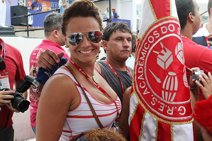 Sabrina Sato, Sheron Menezes e famosos conferem a apuração da escolas.