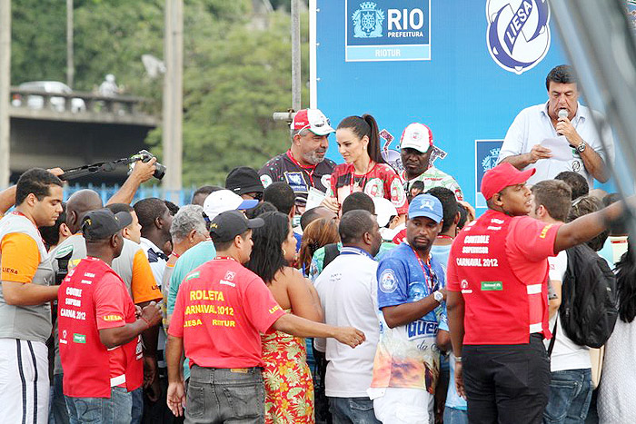 Sabrina Sato, Sheron Menezes e famosos conferem a apuração da escolas.