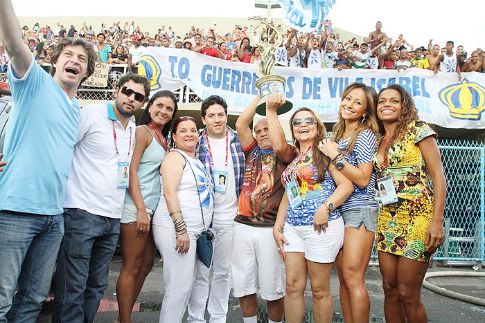 Sabrina Sato, Sheron Menezes e famosos conferem a apuração da escolas.