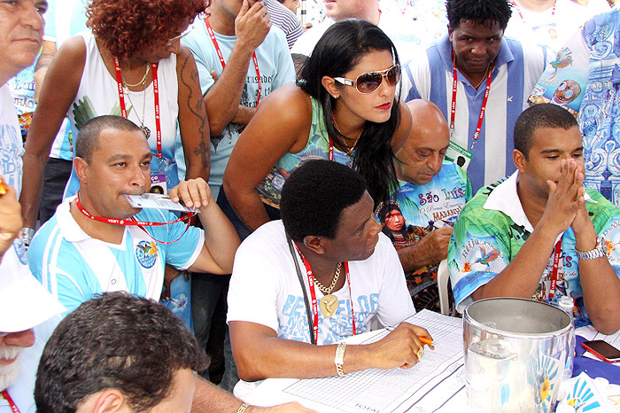 Sabrina Sato, Sheron Menezes e famosos conferem a apuração da escolas.