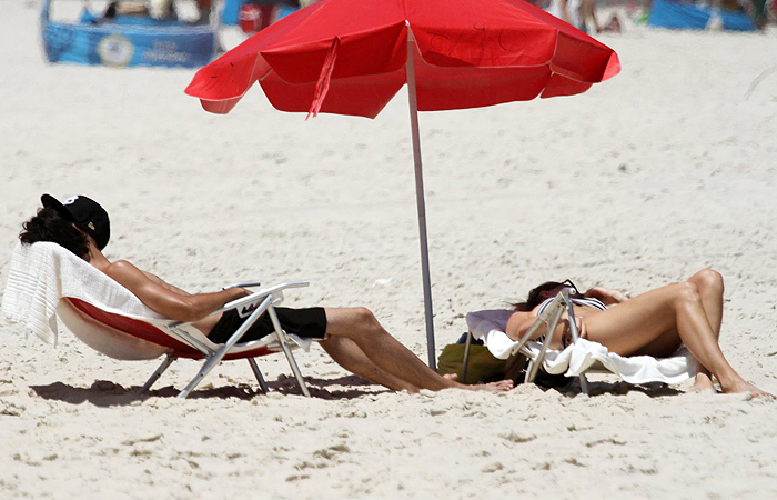 Fiuk dorme na praia e ganha beijo da namorada