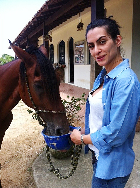 Cléo Pires alimenta cavalo Mangalarga em haras