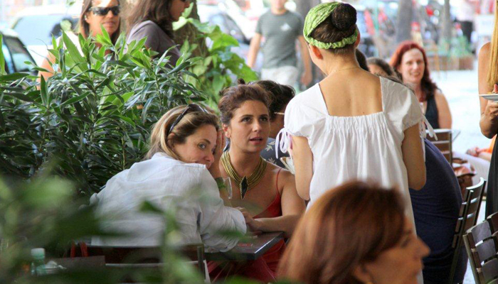 Giovanna Antonelli almoça com amiga no Rio