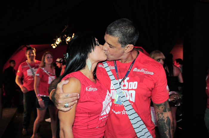 Alexandre Frota beija a esposa Fabiana Rodrigues