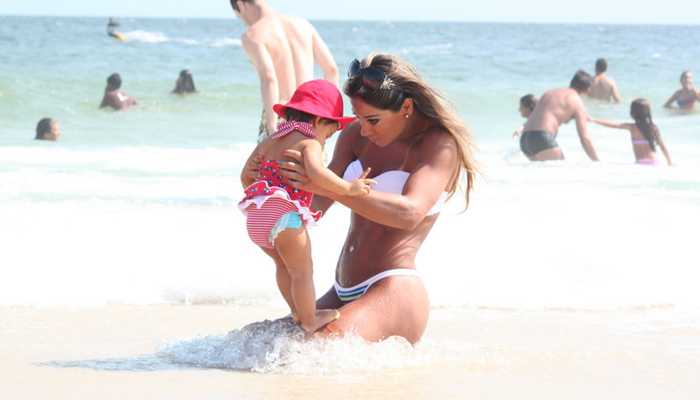 Mayra Cardi mostra curvas na Barra da Tijuca