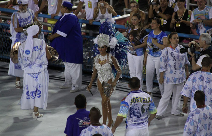 Sheron Menezzes toca com a bateria da Portela - O Fuxico