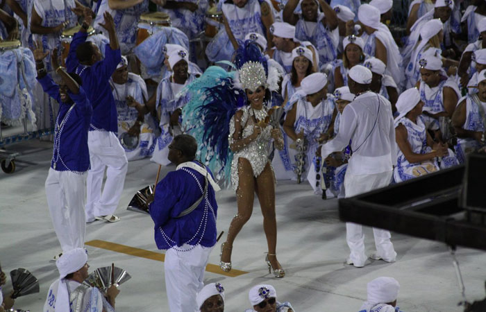 Sheron Menezzes toca com a bateria da Portela - O Fuxico