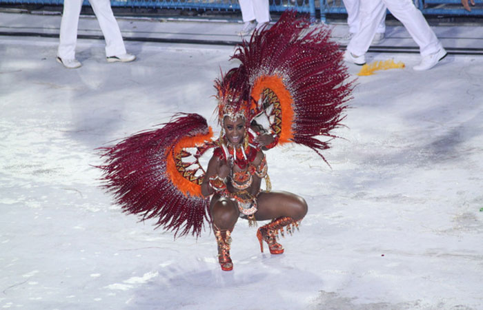 Sheron Menezzes toca com a bateria da Portela - O Fuxico