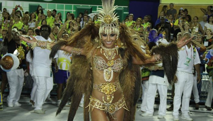 Sabrina Sato brilha a frente da bateria da Vila Isabel