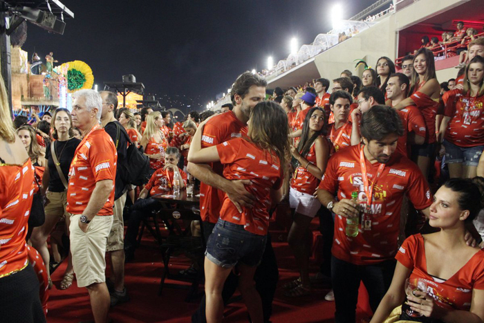 Fernandinha e Henri se divertem no camarote