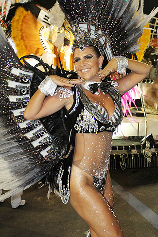 Foliã se divertiu no desfile nas campeãs