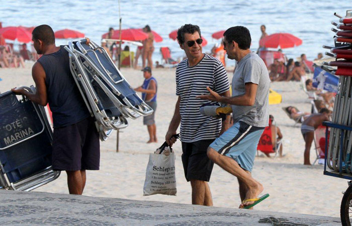 Paulo Betti e Marcelo Serrado vão à praia no Leblon - O Fuxico