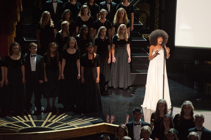 Esperanza Spalding e coral