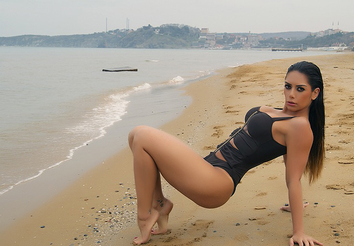 Vice Miss Bumbum posa na Turquia