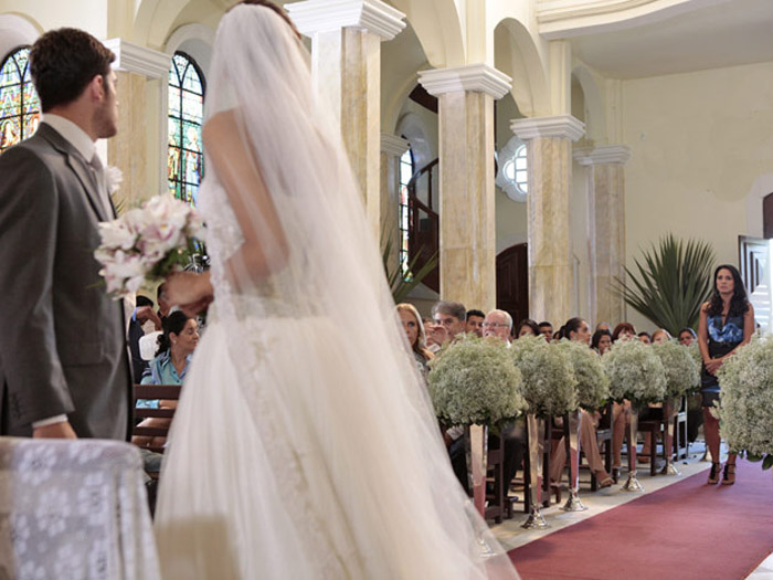 Zuleika invade casamento de Amália e Rafael