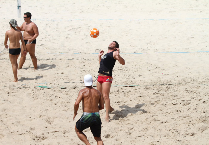 Mário Frias joga futevôlei na praia