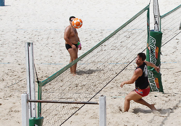 Mário Frias joga futevôlei na praia