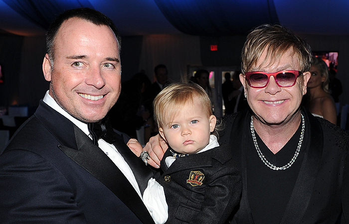 Elton John e David Furnish levam o filho à festa pós-Oscar