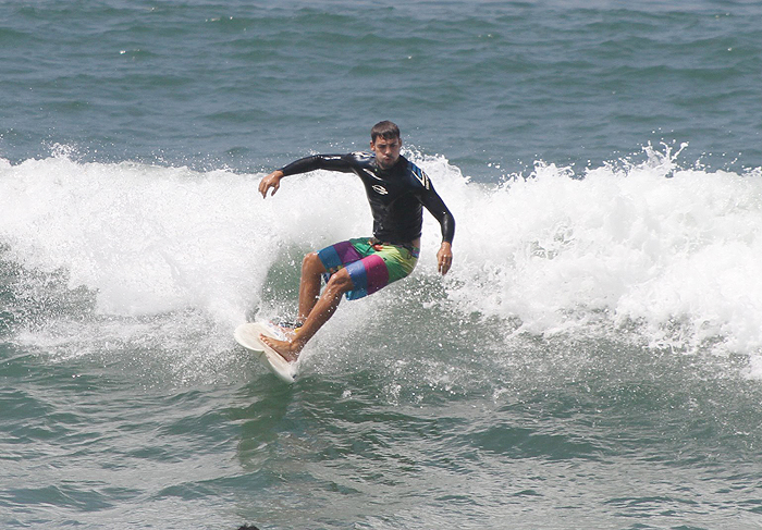 Cauã Reymond arrasa no surfe no Rio de Janeiro