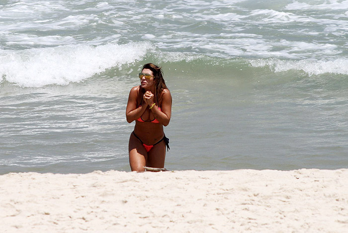 Jaque Khury curte dia de praia com o namorado