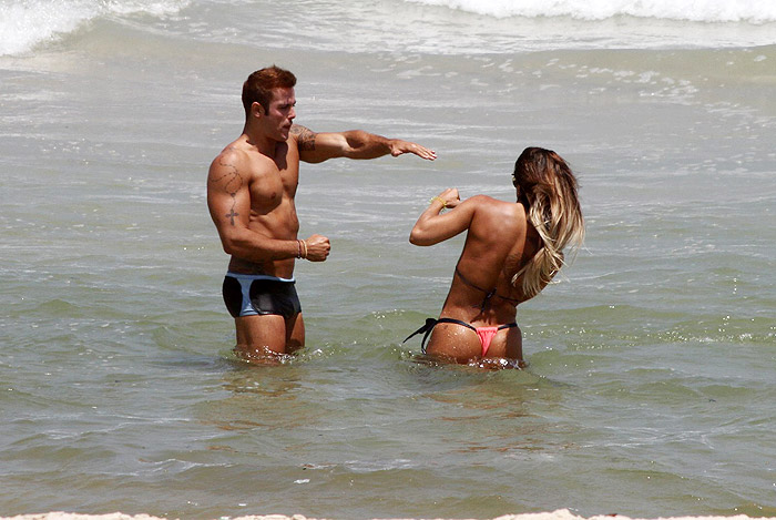 Jaque Khury curte dia de praia com o namorado