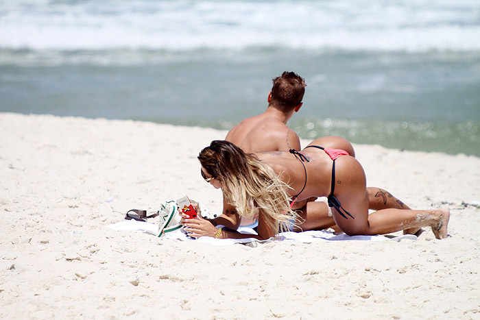 Jaque Khury curte dia de praia com o namorado