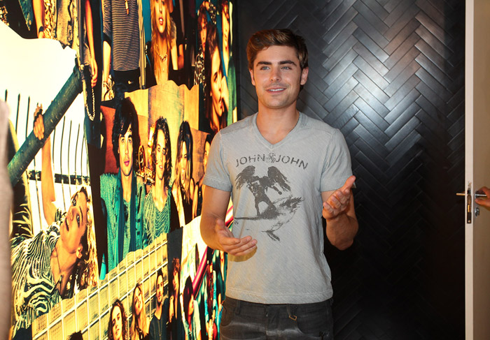 Zac Efron posou para fotos em showroom de marca de jeans, em São Paulo