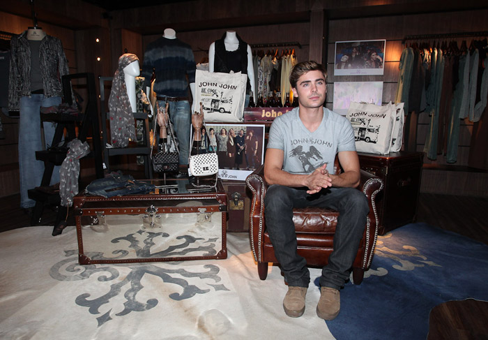 Zac Efron posou para fotos em showroom de marca de jeans, em São Paulo