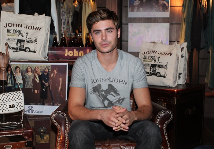 Zac Efron posou para fotos em showroom de marca de jeans, em São Paulo