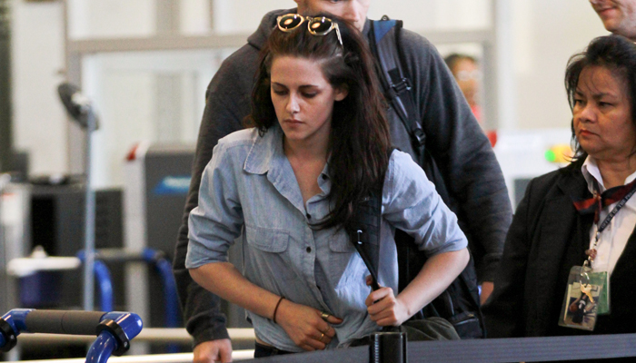 Kristen Stewart embarca em Los Angeles com expressão cansada e triste