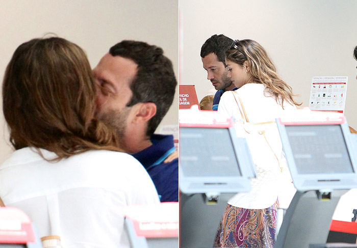 Sophie Charlotte e Malvino Salvador trocam beijos em aeroporto carioca