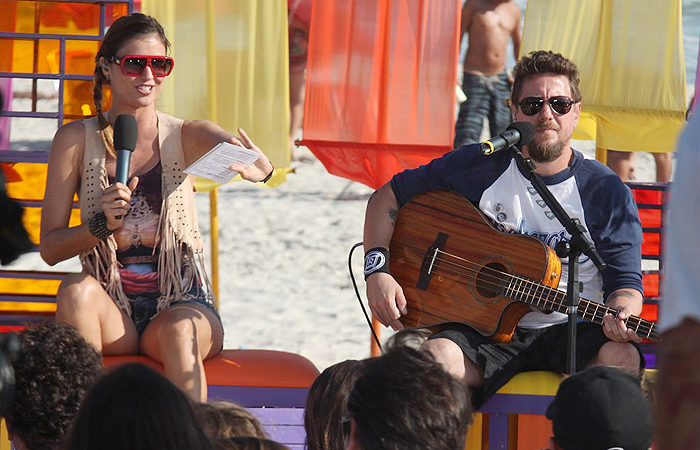 Ellen Jabour grava programa debaixo de forte calor