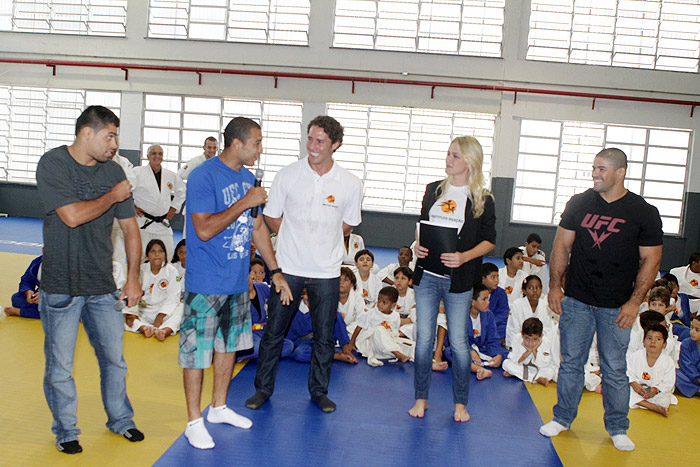 Fiorella Matheis e Flavio Canto em evento de UFC na Rocinha