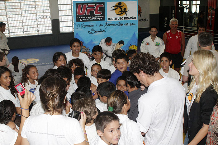 Fiorella Matheis e Flavio Canto em evento de UFC na Rocinha