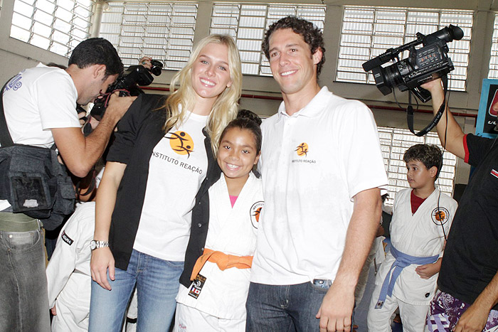 Fiorella Matheis e Flavio Canto em evento de UFC na Rocinha