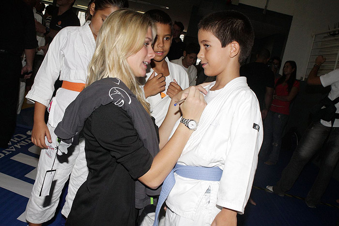 Fiorella Matheis em evento de UFC na Rocinha