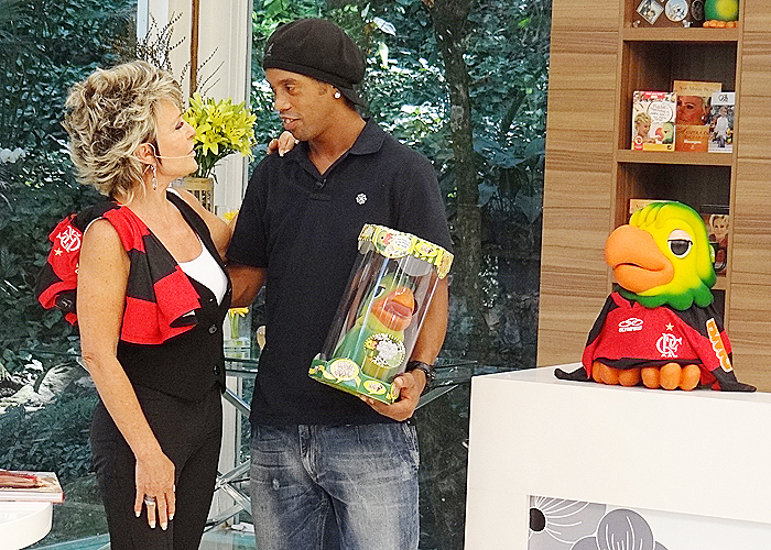 Ronaldinho Gaúcho visita a casa de Ana Maria Braga, na Globo