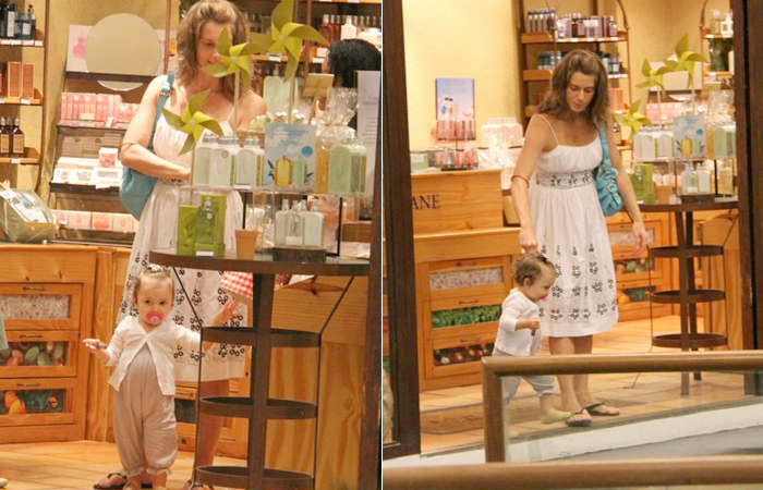 Letícia Spiller passeia com a filha em shopping