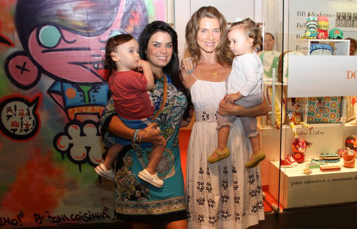 Letícia Spiller passeia com a filha em shopping 