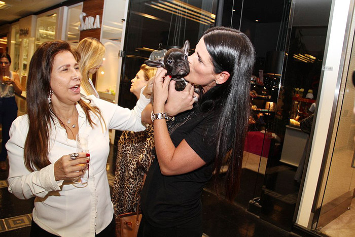 Angelita Feijó levou cachorrinho ao evento.