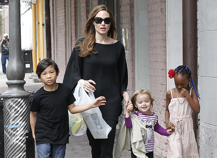 Angelina Jolie faz compras com Vivienne, Zahara e Pax, em New Orleans