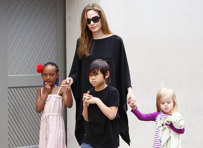 Angelina Jolie faz compras com Vivienne, Zahara e Pax, em New Orleans