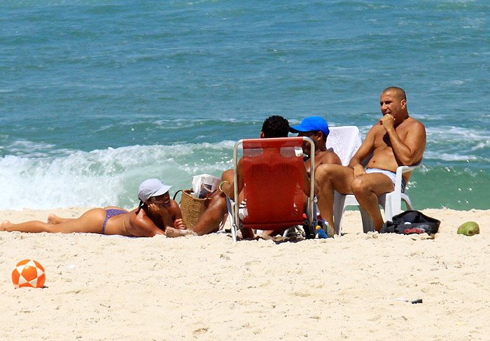  Eri Johnson joga futevôlei nas areias da Barra da Tijuca