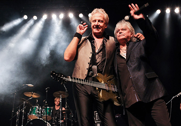 Vocalista do Air Supply desce do palco durante show em São Paulo