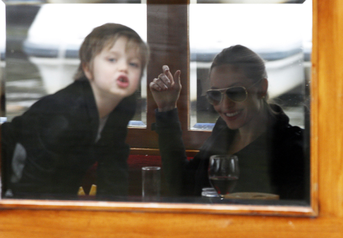 Zahara e Shiloh Jolie-Pitt dão show para paparazzi em Amsterdã