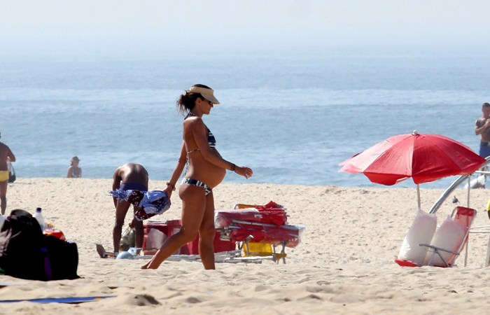 (vera) Cynthia Howlett exibe seu barrigão na Ipanema, no Rio