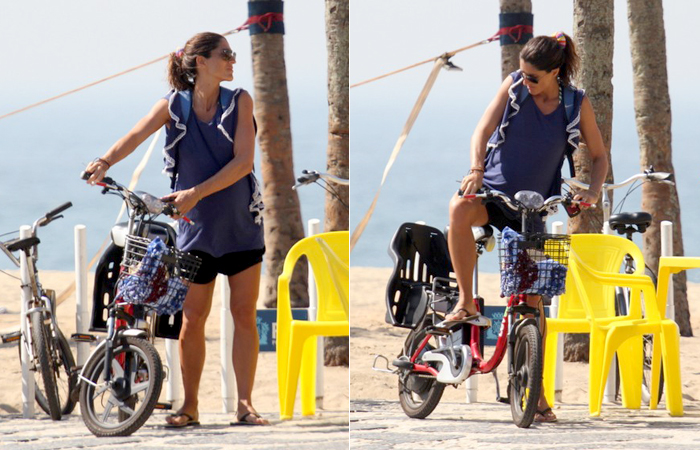 (vera) Cynthia Howlett exibe seu barrigão na Ipanema, no Rio