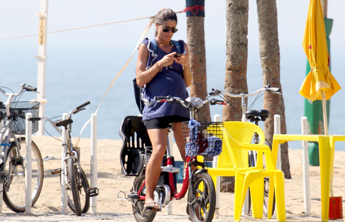 (vera) Cynthia Howlett exibe seu barrigão na Ipanema, no Rio